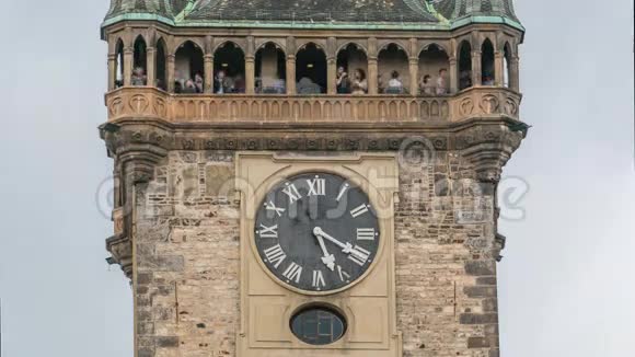 布拉格时代旧市政厅塔与天文时钟Orloj近景捷克共和国视频的预览图