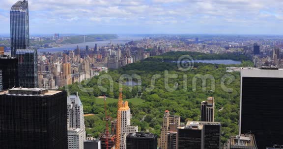 4K超高清空中俯瞰纽约市中心和中央公园视频的预览图