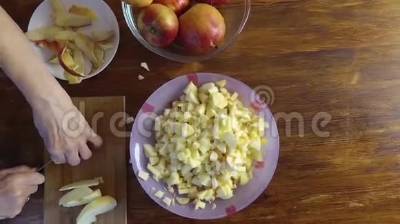 一位年长的女士正在切鲜熟的苹果做果酱上面有高清视频视频的预览图
