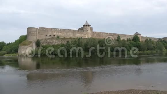 纳瓦河的全景与伊万哥罗德要塞和赫尔曼城堡俄罗斯和爱沙尼亚的边界视频的预览图