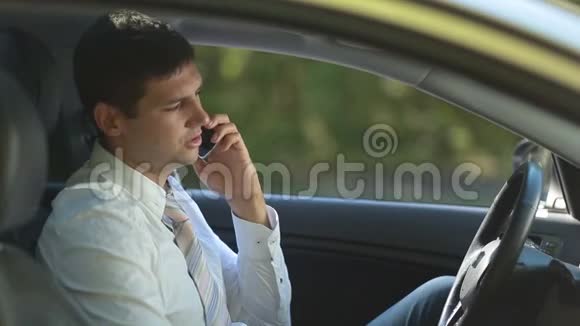 忙碌的商务主管在车上打电话视频的预览图