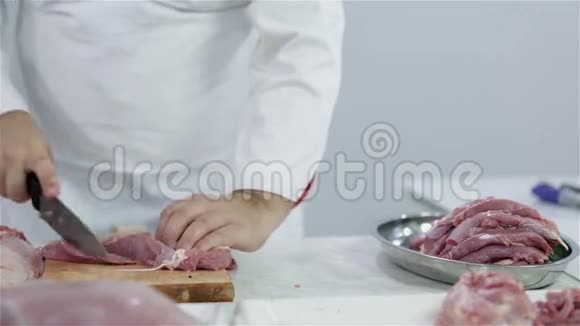 屠夫准备牛排做大餐视频的预览图