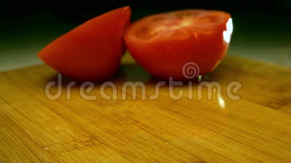 番茄的一半落在木切割板上超级慢动作关闭视频视频的预览图