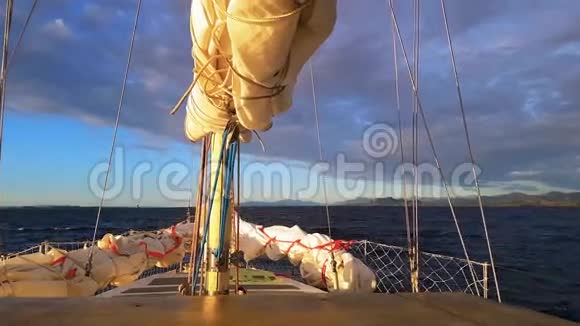 从海上航行的游艇甲板上俯瞰天空视频的预览图