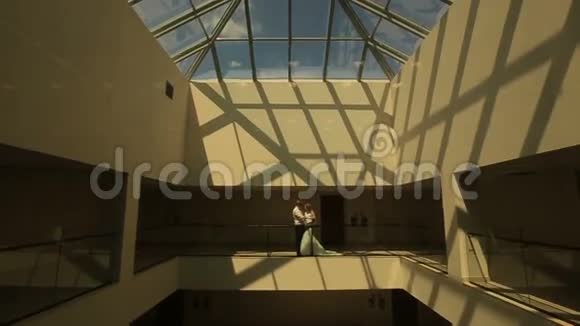在黑暗的高科技大楼里可爱的新婚夫妇拥抱在阳台上的剪影视频的预览图