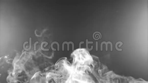 白色的蒸汽在黑色的背景上发光视频的预览图
