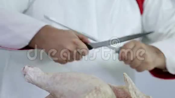 把切火鸡的削肉刀合上视频的预览图