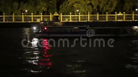 这艘船经过圣彼得堡市中心的航道河上的巴士夜晚视频的预览图