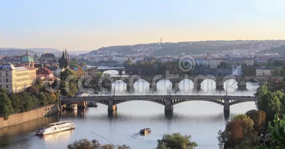布拉格的伏尔塔瓦河和桥梁视频的预览图