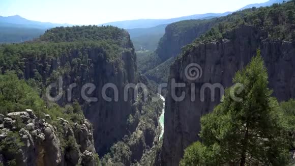 塔齐峡谷景观从马纳瓦加特安塔利亚土耳其视频的预览图