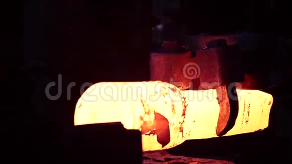 热金属固体装载视频的预览图