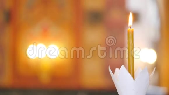 一支蜡烛上面有滴蜡背景上有两个烛台上有许多蜡烛的模糊灯光视频的预览图