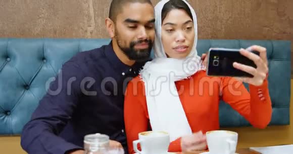 情侣在自助餐厅自拍4K视频的预览图
