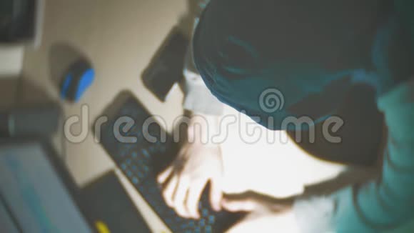黑客人程序员在引擎盖使用计算机黑客信息和数据从用户帐户泰尔橙色视频的预览图