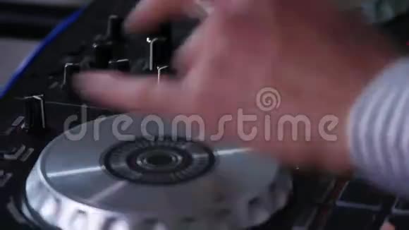 DJ开关设备上的按钮视频的预览图