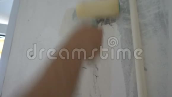 用滚筒将壁纸粘贴在墙上为壁纸的制作做好准备视频的预览图