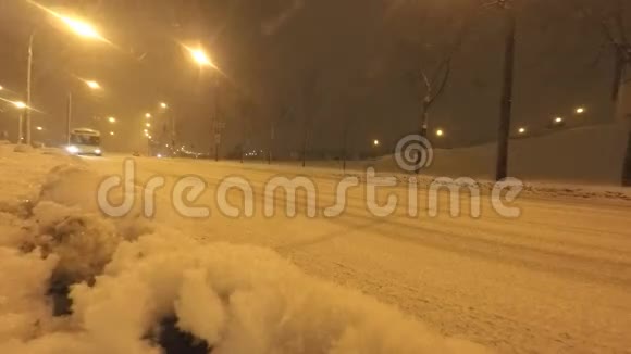 暴风雪期间冬季道路上的汽车视频的预览图