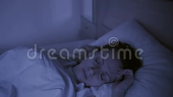沉睡的女人梦因梦魇而中断视频的预览图