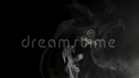 白色的蒸汽在黑色的背景上发光视频的预览图