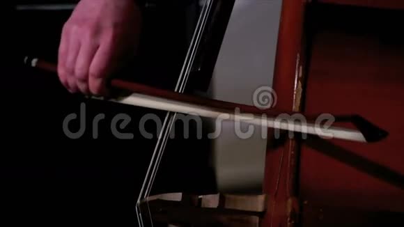 看大提琴手的小提琴手视频的预览图
