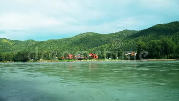 高山阿尔泰西伯利亚美丽的绿色山脊景观有山林和河流视频的预览图