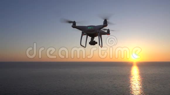 无人机飞过海面朝日落飞去视频的预览图