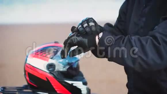 摩托车手摘下手套视频的预览图