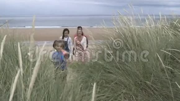 家人离开海滩视频的预览图