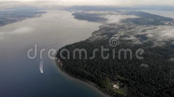 飞越Quadra岛灯塔Quadra岛加拿大迈吉角视频的预览图