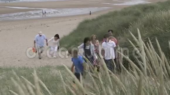 家人离开海滩视频的预览图