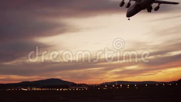 一架4发动机大型喷气式飞机降落在闪亮的小机场的录像机场灯光在后台外部视频的预览图