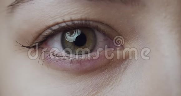 女性绿眼的特写视频的预览图