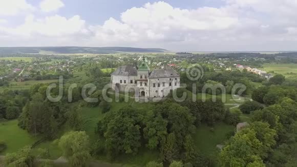 乌克兰利沃夫地区奥列斯科城堡鸟瞰图4公里视频的预览图