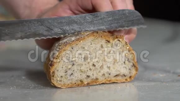 厨师用一把大刀切一条面包视频的预览图