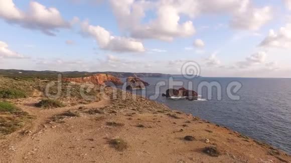 全景的海洋和悬崖葡萄牙附近的卡拉帕特拉罗塔维肯蒂纳视频的预览图