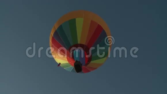 从上面看到五颜六色的热气球视频的预览图