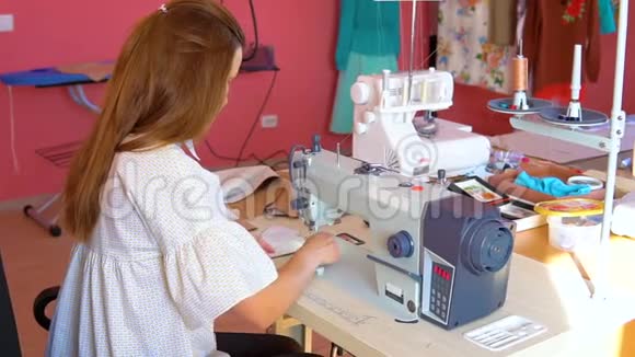 裁缝在工业缝纫机上缝制视频的预览图