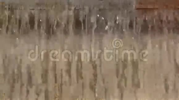 瀑布中的水流视频的预览图