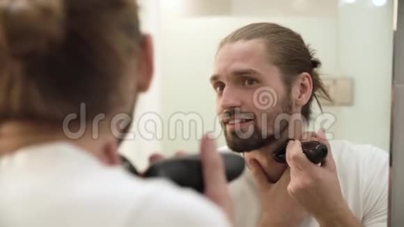 男人用修脸刀照镜子视频的预览图