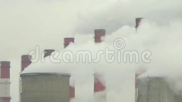 蒸汽从火力发电厂的四个冷却塔中冒出来视频的预览图