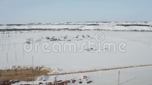 空中观景油泵千斤顶在冬季油田为化石燃料能源工作视频的预览图