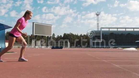 职业女子跨栏运动员的训练视频的预览图