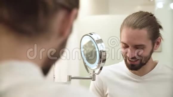 男人用修脸刀照镜子视频的预览图