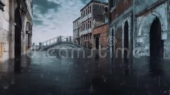 洪水中的空威尼斯街和石桥4K视频的预览图