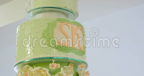 多层次的婚礼蛋糕装饰词视频的预览图