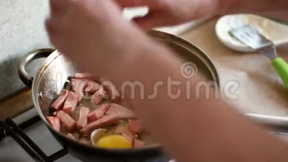 一个鸡蛋被丢在装有香肠的煎锅里视频的预览图