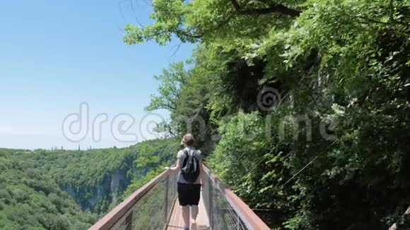 年轻女子走在观察甲板上格鲁吉亚库塔伊西附近的Okatse峡谷视频的预览图
