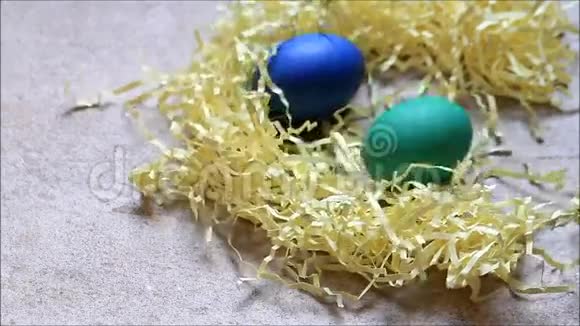 五颜六色的复活节彩蛋在巢里滚动视频的预览图