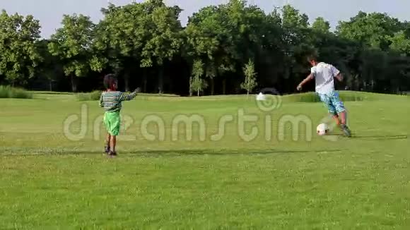 三个孩子在踢足球视频的预览图