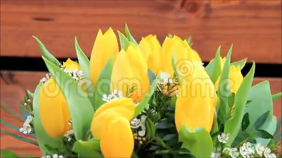 黄色郁金香花束和白色小花视频的预览图